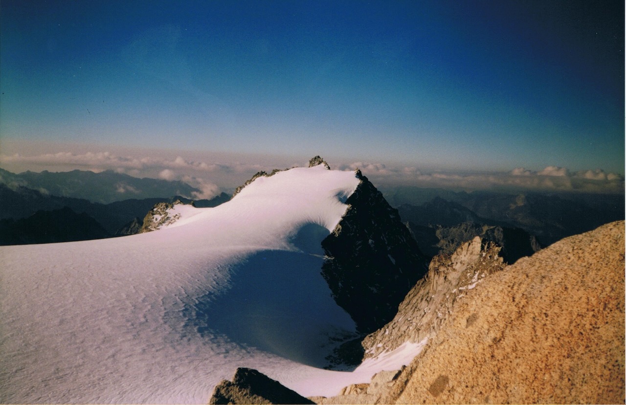 Il corno Miller e il passo Adamello, visti dalla cima del Laghetto, sulle roccette finali dell'Adamello. Dopo una notte trascorsa al bivacco Giannantonj, attraversiamo il ghiacciaio con le prime luci del giorno, per la salita alla cima.